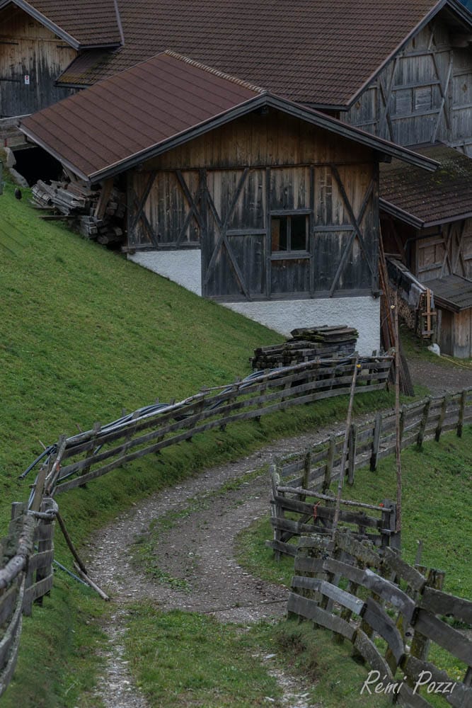 Chemin qui descend à une ancienne maison en bois