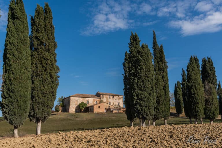 Ancienne maison en pierre sous le ciel bleu de Toscane