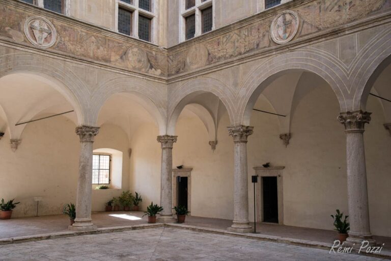 Atrium avec une cour centrale ouverte et d'anciennes voutes