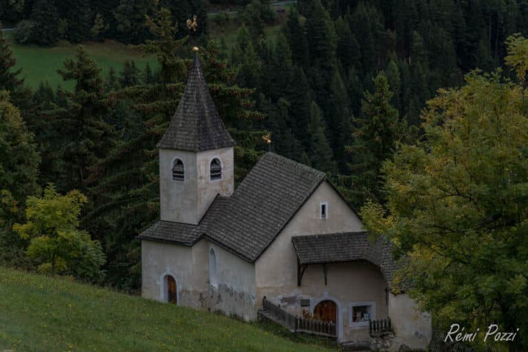 Chapelle nichée entre les arbres d'une forêt