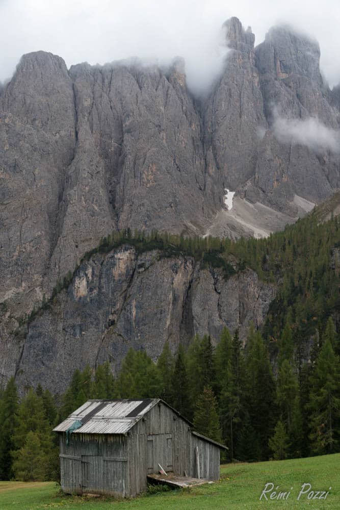 Petit refuge en bois devant un sommet brouillardeux