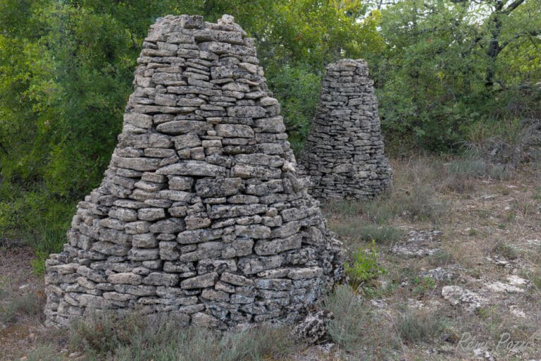 Cairn dans une forêt du Lubéron