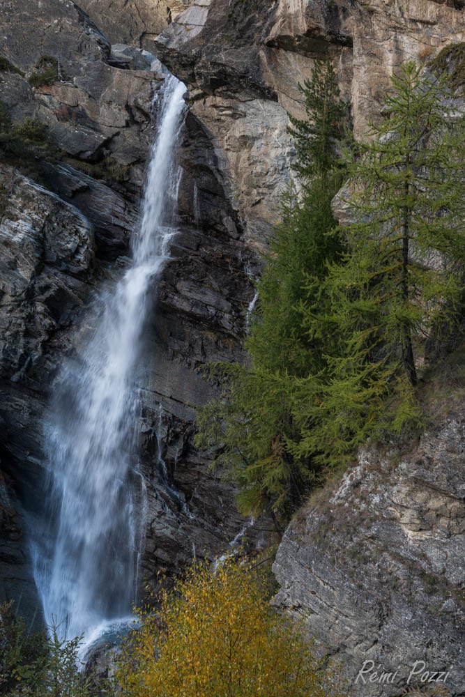 Cascade du haut d'une falaise en montagne