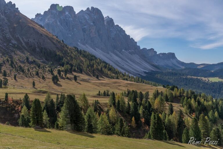 Chaine montagneuse des Dolomites sous un soleil radieux