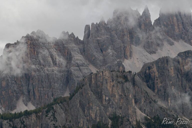 Chaine abrupte de pics montagneux dans les nuages