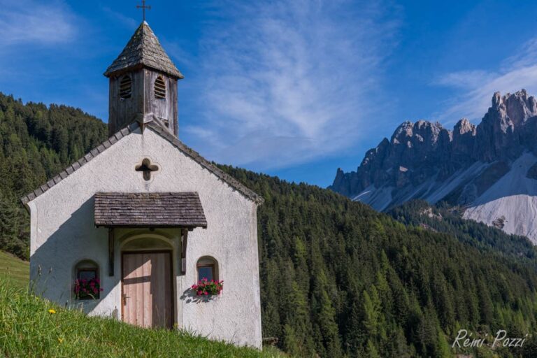 Petite chapelle aux abords d'une forêt des Dolomites