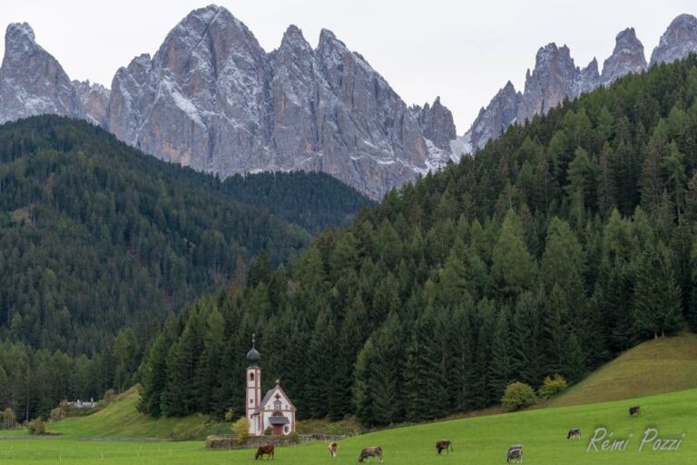 Petite chapelle au pied du massif des Dolomites