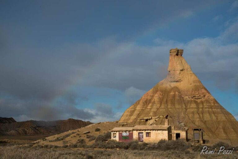 Cheminée de fée devant une vielle maison dans les Bardenas