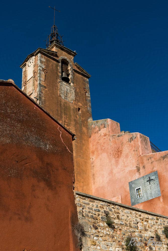 Clocher en pierre dans un village du Lubéron