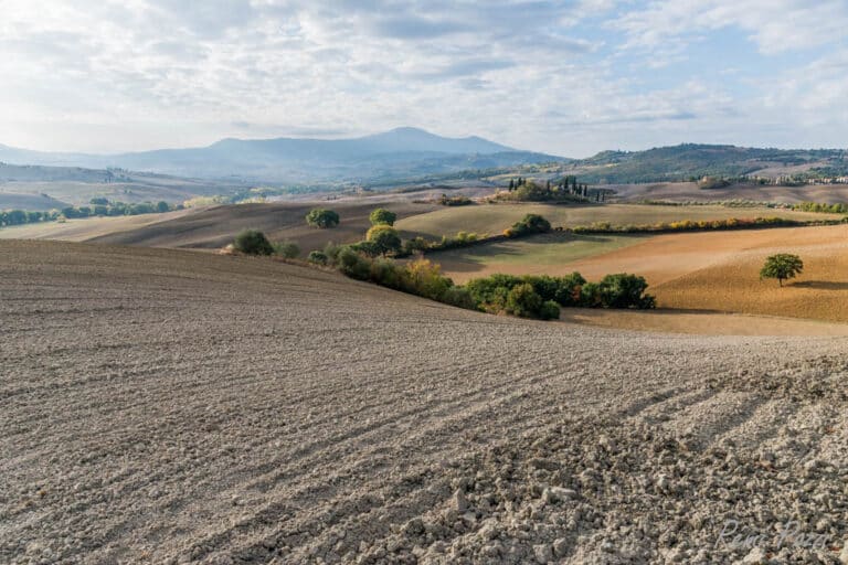 Vu sur les collines toscanes depuis un champ de terre