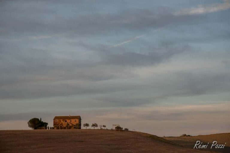 Coucher de soleil sur une maison isolé en Toscane