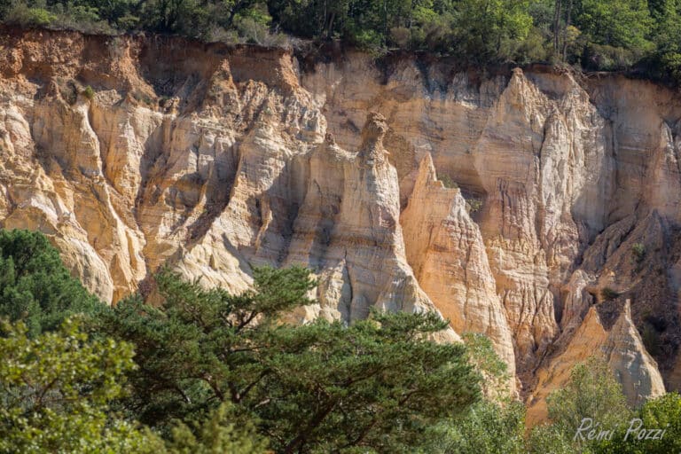 Crête vertigineuse en pierre blanche dans le Lubéron