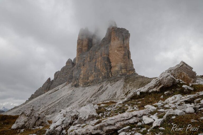 Crête rocheuse des Dolomites sous un ciel gris