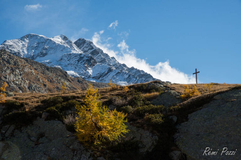 Chemin marqué d'une croix avant un sommet enneigé
