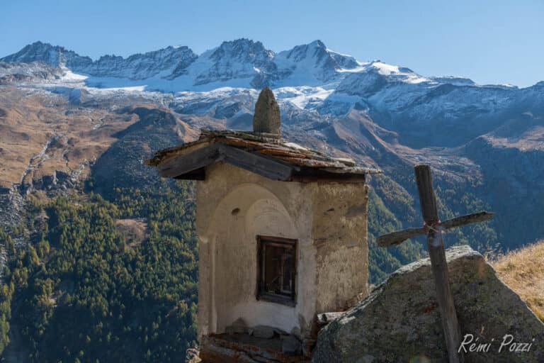 Petit édifice religieux près des sentiers d'altitude