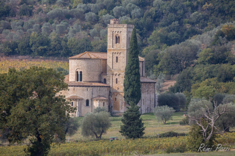 Eglise toscane au milieu de la campagne