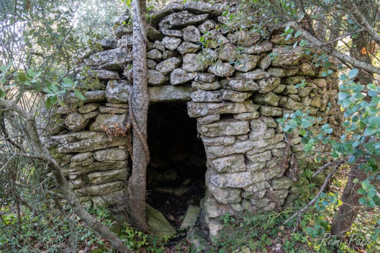 Entrée d'un igloo en pierre dans le Lubéron