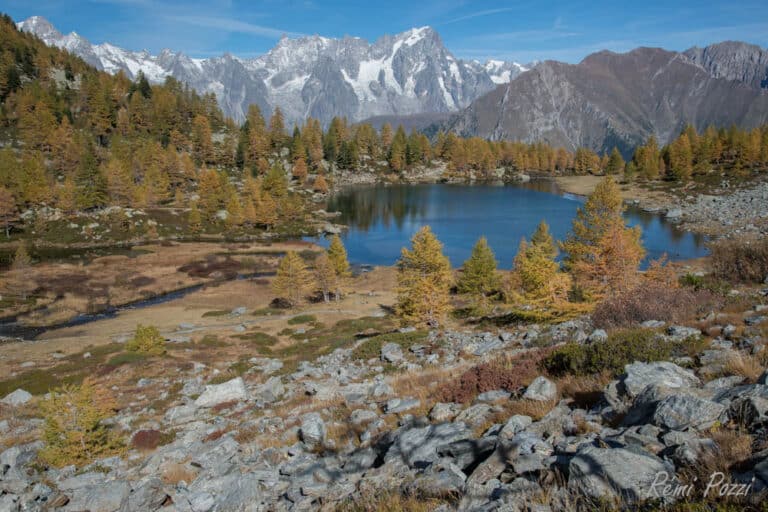 Charmant lac d'altitude avec vu sur les montagnes