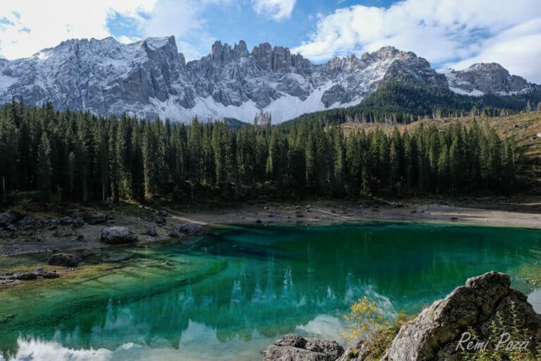 Magnifique lac turquoise entouré de montagnes enneigées