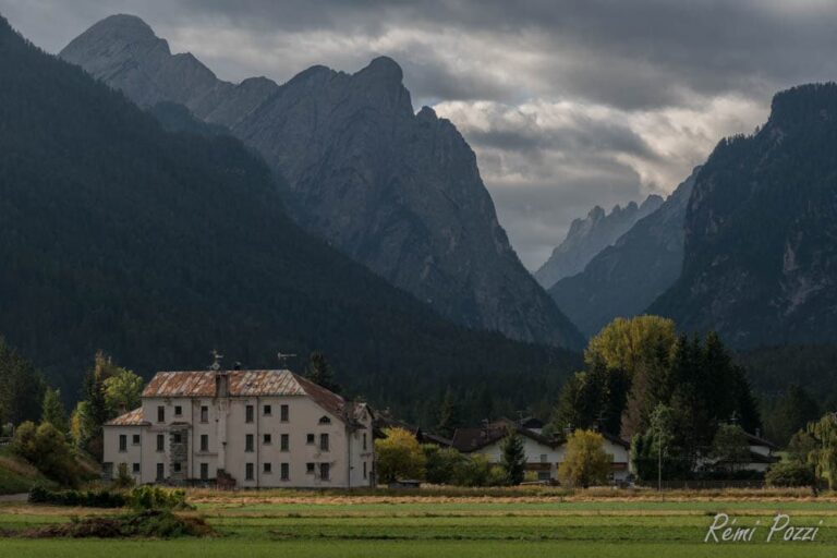 Grande maison au pied des sommets des Dolomites