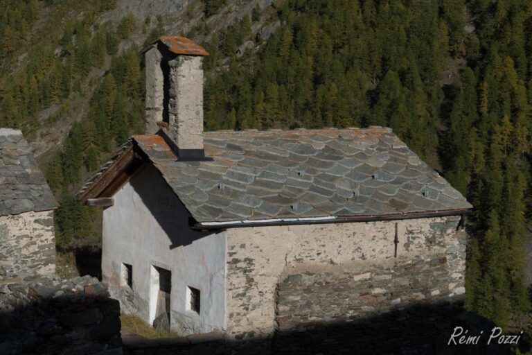 Ancienne maisonnette en pierre surplombant la forêt