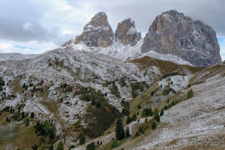 Neige des vallées dolomitiennes qui fond au soleil