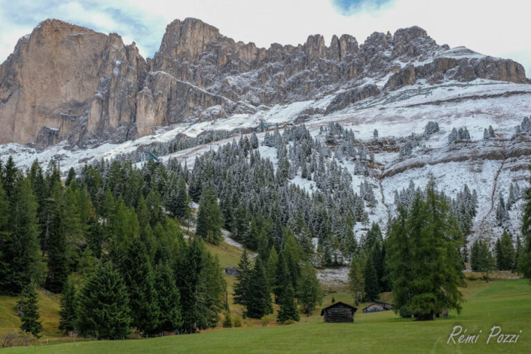Neige qui fond sur les sommets rocailleux des Dolomites