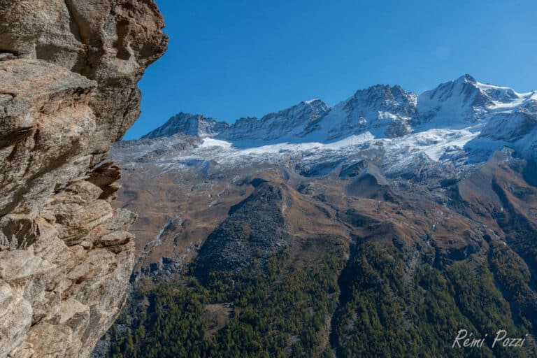 Vu depuis une falaise sur les montagnes enneigées du Grand Paradis