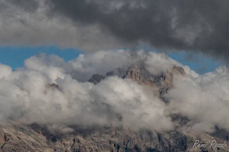 Nuages noirs qui enveloppent un sommet des Dolomites