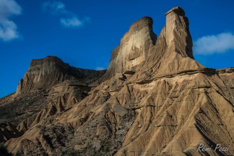 Pic rocailleux dans le désert des Bardenas en Espagne