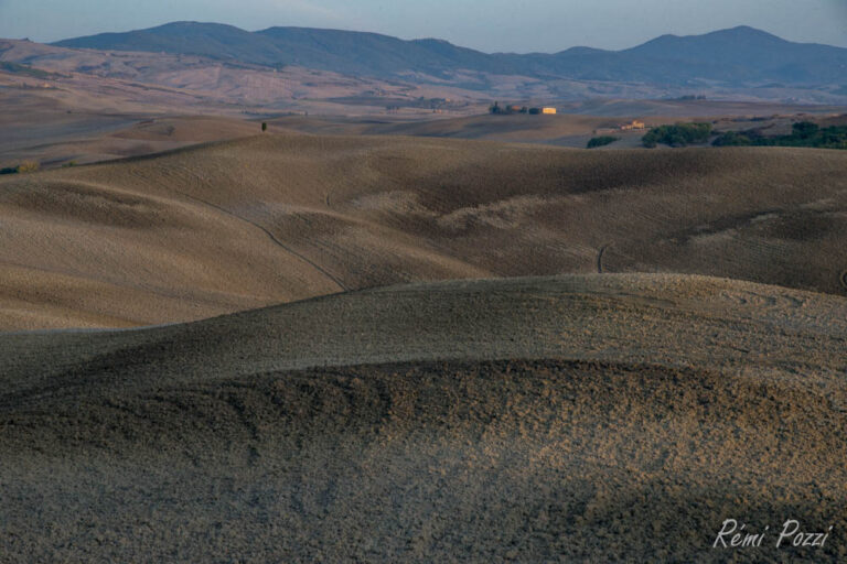 Plaine désertique avec vu sur les monts de Toscane