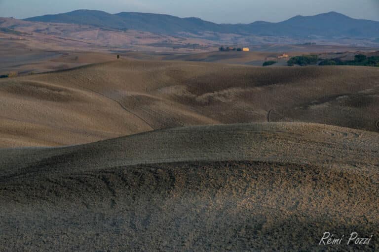 Plaine désertique avec vu sur les monts de Toscane