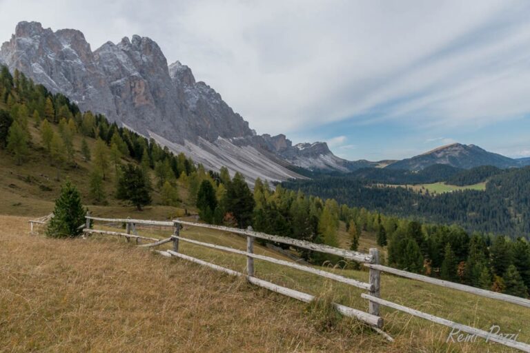 Vu sur les plaines verdoyantes des Dolomites