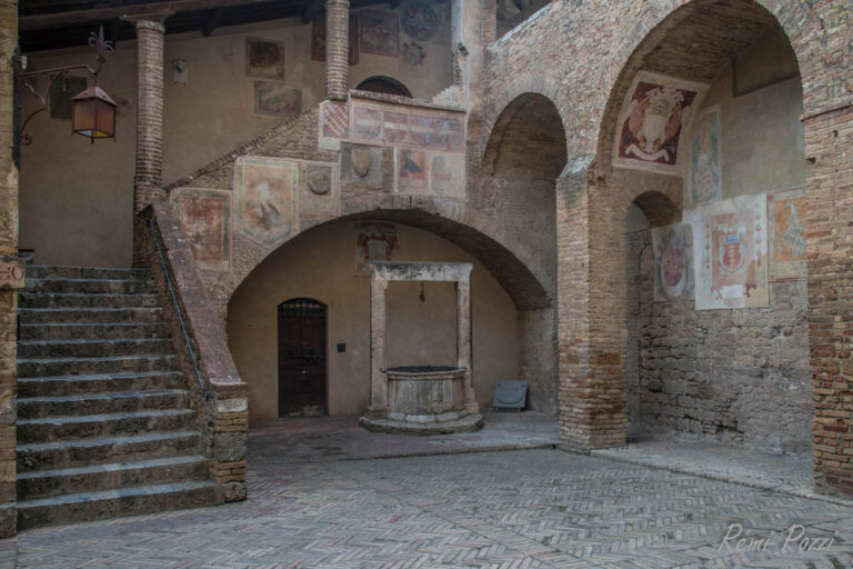 Puit dans une cour ancienne de Toscane