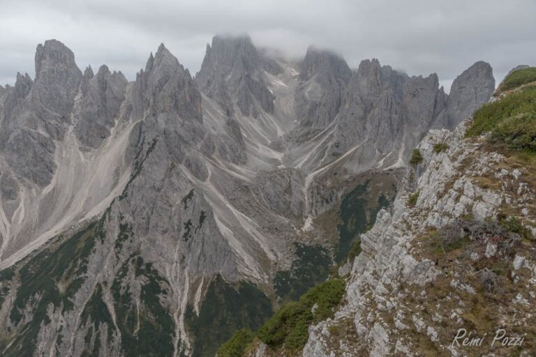 Relief escarpé du massif des Dolomites