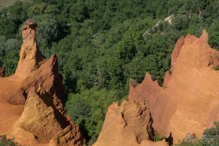 Roches rougeâtres des monts du Lubéron