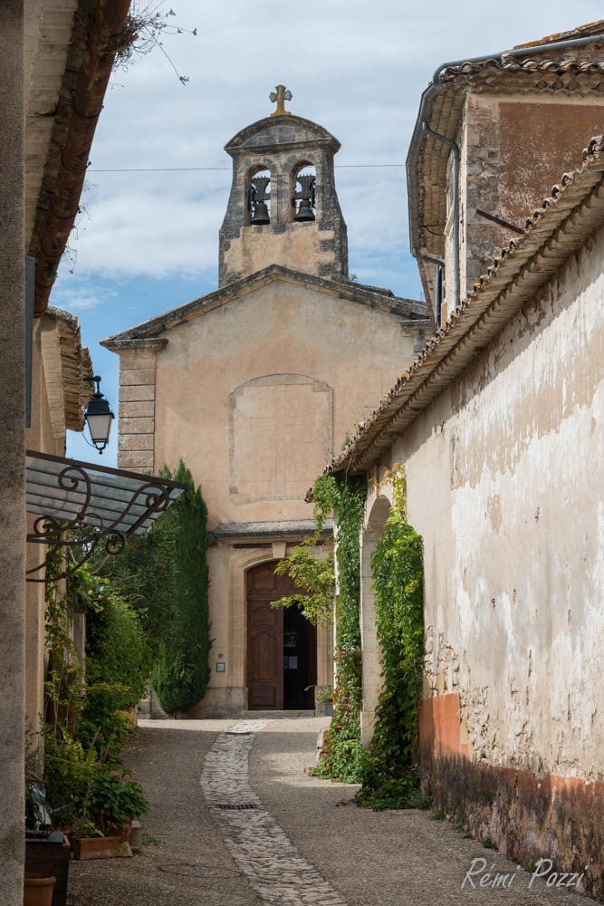 Ruelle d'un village qui donne sur une petite église