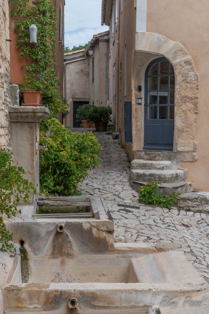 Ruelle étroite d'un village pavé du Lubéron