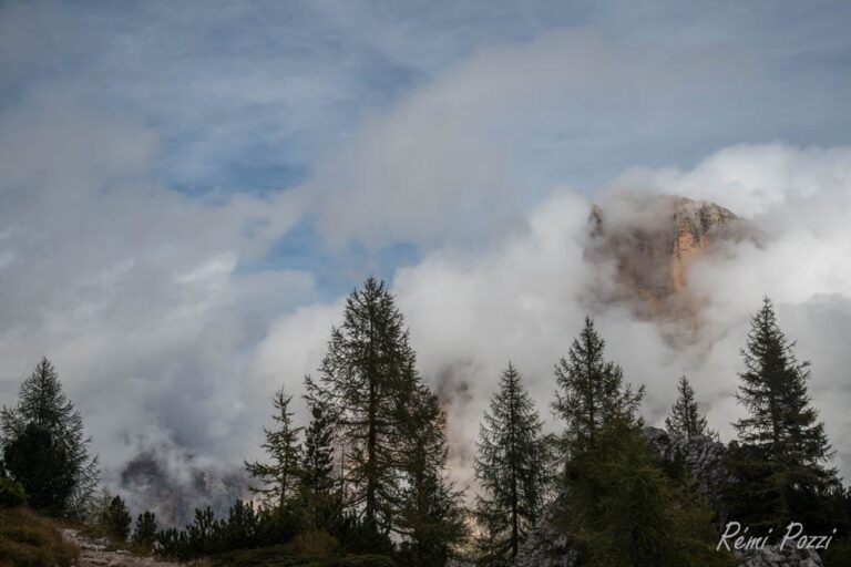 Sommet des Dolomites qui sort de la brume