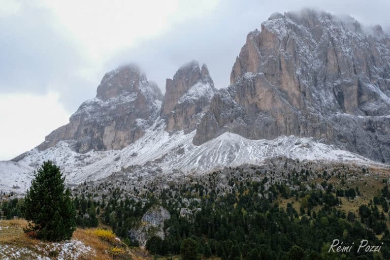 Imposant sommet recouvert de neige dans les Dolomites