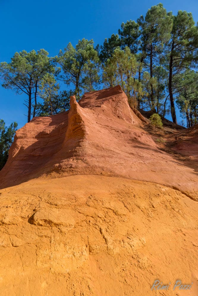 Sommet d'ocres rouges d'une montagne du Lubéron