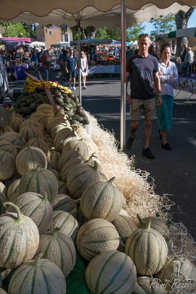 Etalage de melons dans un marché du Lubéron