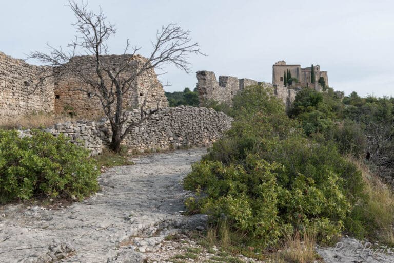 Vestiges d'un rempart en pierre dans le Lubéron