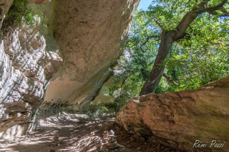 Voute naturelle creusée dans la montagne du Lubéron