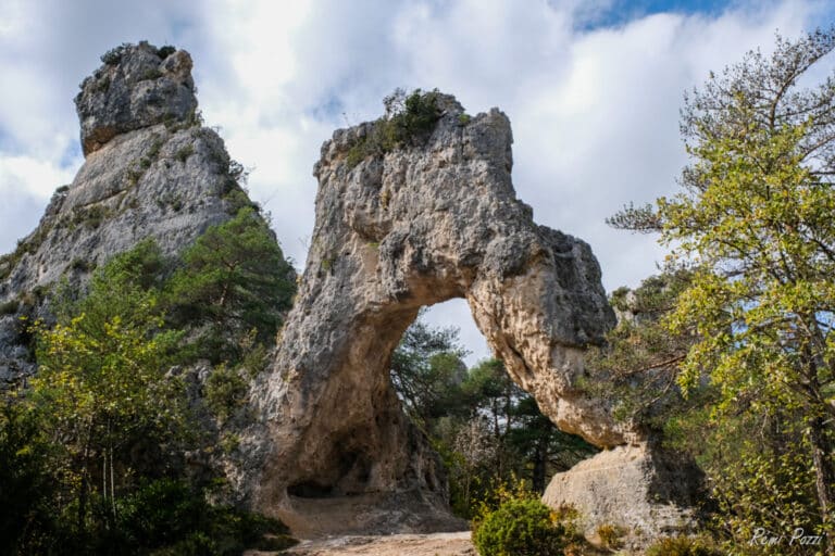 Arche de pierre naturelle dans les Cévennes