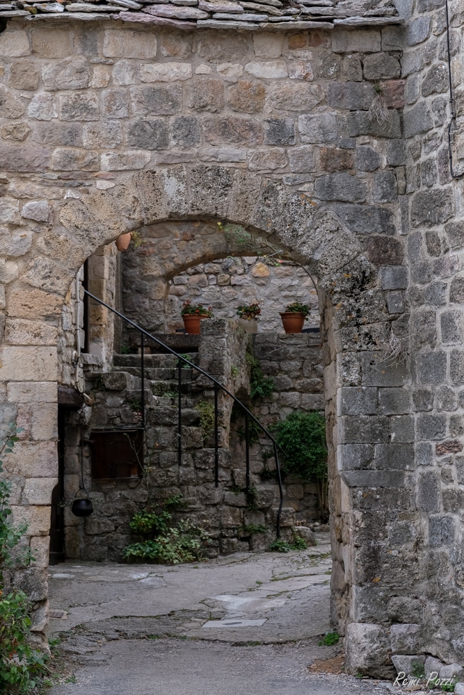 Arche en pierre d'un village médiéval dans les Cévennes