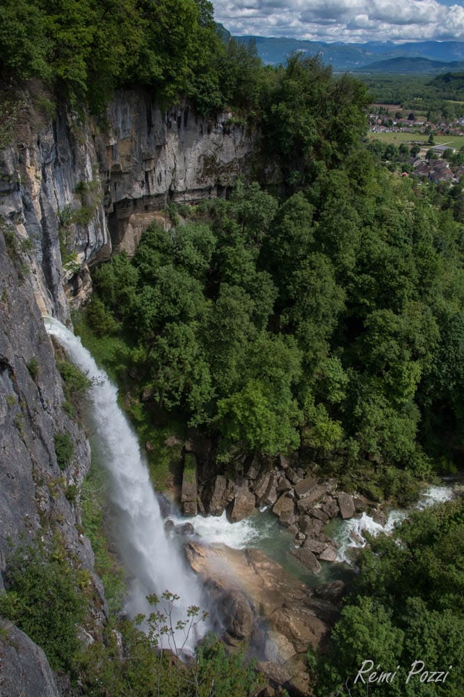 Cascade de Cerveyrieu qui se déverse dans une forêt