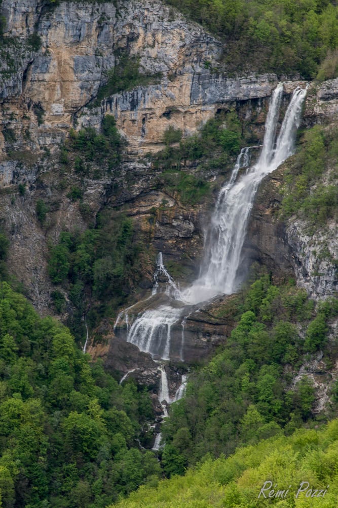 Cascade de la Charabotte qui tombe des falaises