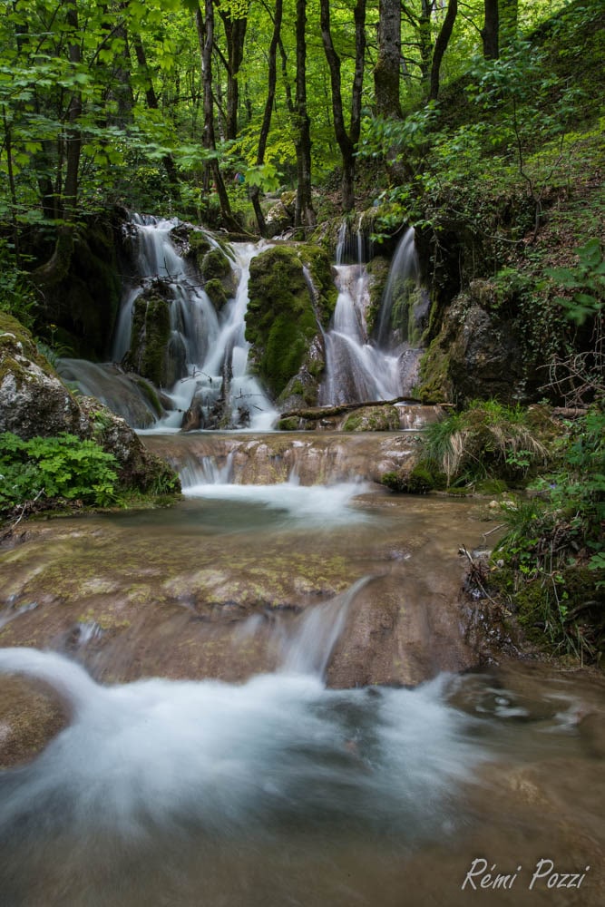 Cascade de Clairefontaine cachée dans la forêt