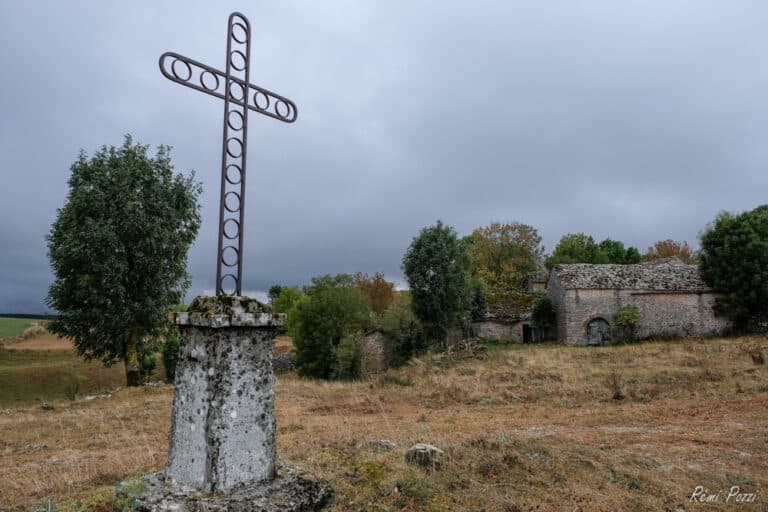 Croix catholique en fer dans les Cévennes